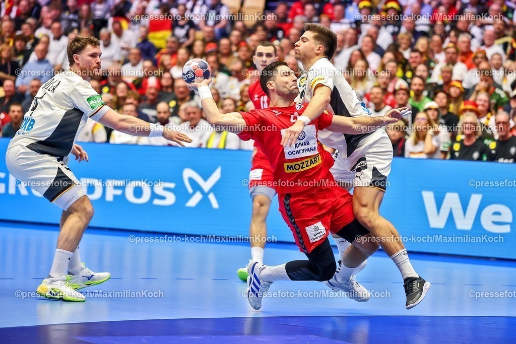 EHF17012602007 | 17.01.2026, Handball, Men's EHF EURO 2026, Deutschland - Serbien, Jyske Bank Boxen in Herning, Dänemark, Preliminary Round:  Lazar Kukic (Serbien #24) im Zweikampf gegen   Renars Uscins (Germany #23) 