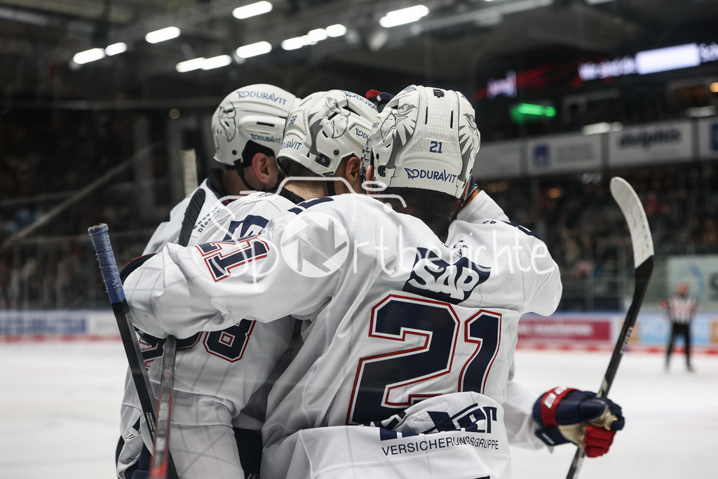 Augsburger Panther - Adler Mannheim | Die Adler jubeln nach dem Treffer zum 2-6 durch Tyler GAUDET (MAN #58) / Freude / Happy / Torschuetze