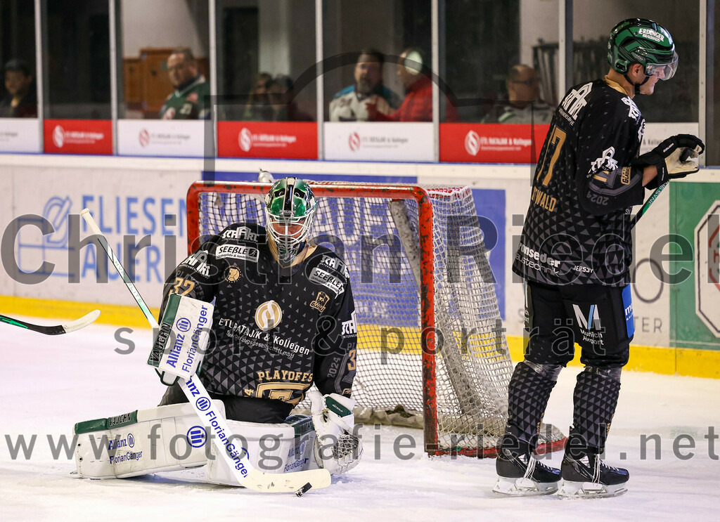 2024-02-23_072_TSV_Erding_gegen_ERSC_Amberg | Erding, Deutschland, 23.02.2024:
Eishockey, Bayernliga Playoffs 2023 / 2024, 3. Spieltag, TSV Erding gegen ERSC Amberg, Endergebnis: 2:3 n. V.

Torwart Dimitri Pätzold (Erding Gladiators, #32), Elia Ostwald (Erding Gladiators, #17)

Foto: Christian Riedel / fotografie-riedel.net