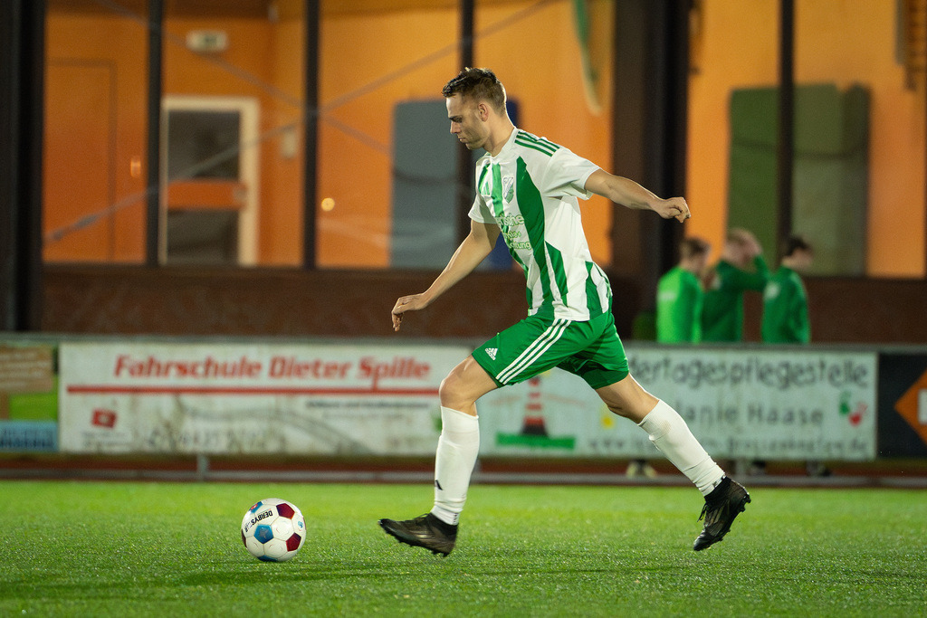 Fußball I Herren I Saison 2025-2026 I Freundschaftsspiel I TSV Grossenkneten - TuS Lutten I 0734 | Hannes Sieveke (18, TuS Lutten) - Realisiert mit Pictrs.com