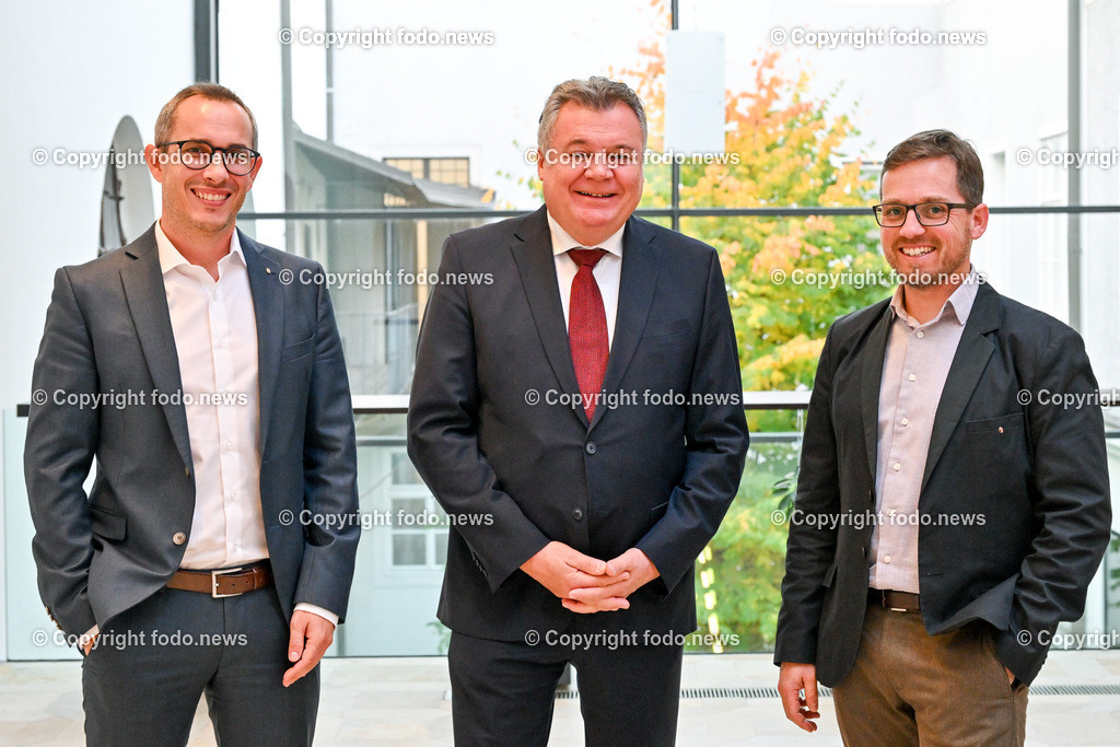 Pressekonferenz LR Guenther Steinkellner (FP)_ 09.11.2023-3 | 09.11.2023, Landhaus Linz, AUT, Pressekonferenz LR Guenther Steinkellner (FP), Mobilitaet gestalten - Vorstellung des Mobilitaetsleitbildes Ooe 2035, im Bild Martin Poecheim (Leiter der Direktion Straßenbau und Verkehr), LR Guenther Steinkellner (FP), Martin Pflegerl (Abteilung Gesamtverkehrsplanung und oeffentlicher Verkehr)
