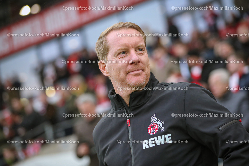 RWE06012402104 | 06.01.2024, Essen, Fußball, Herren, Stadion an der Hafenstraße, Testspiel, Rot-Weiss Essen – 1. FC Köln:  Der neue Cheftrainer Timo Schultz (1.FC Köln) bei seinem ersten Spiel für den Kölner FC. 
DFB regulations prohibit any use of photographs as image sequences and or quasi-video.