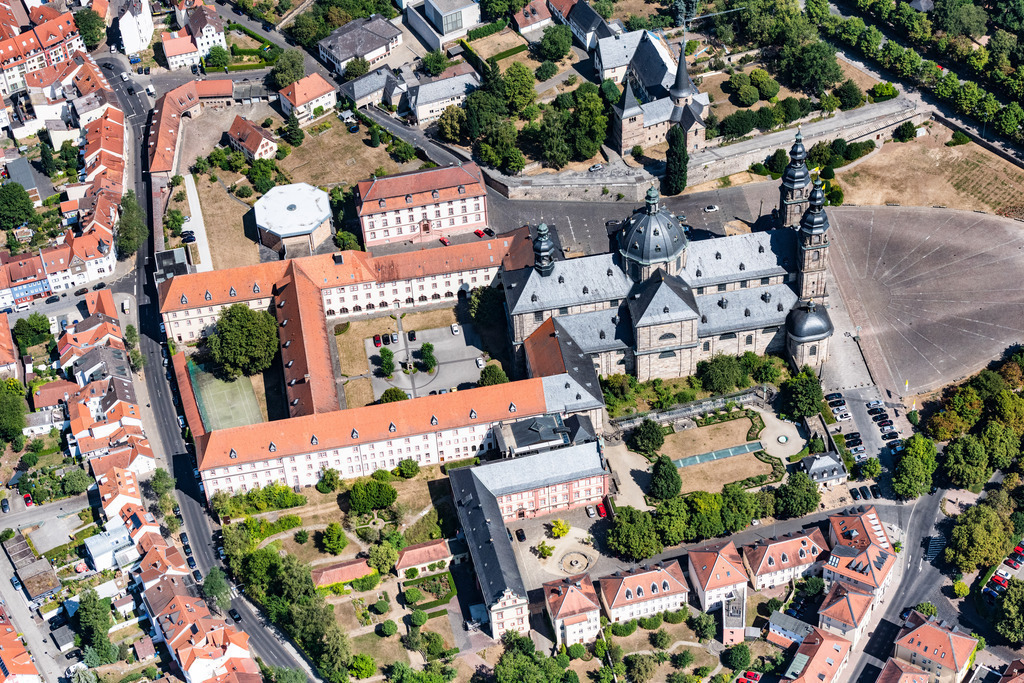 dr__0015549.jpg | FULDA 03.08.2018 Kirchengebäude des Domes in der Altstadt in Fulda im Bundesland Hessen, Deutschland. // Church building of the cathedral in the old town in Fulda in the state Hesse, Germany. Foto: Daniel Reiter