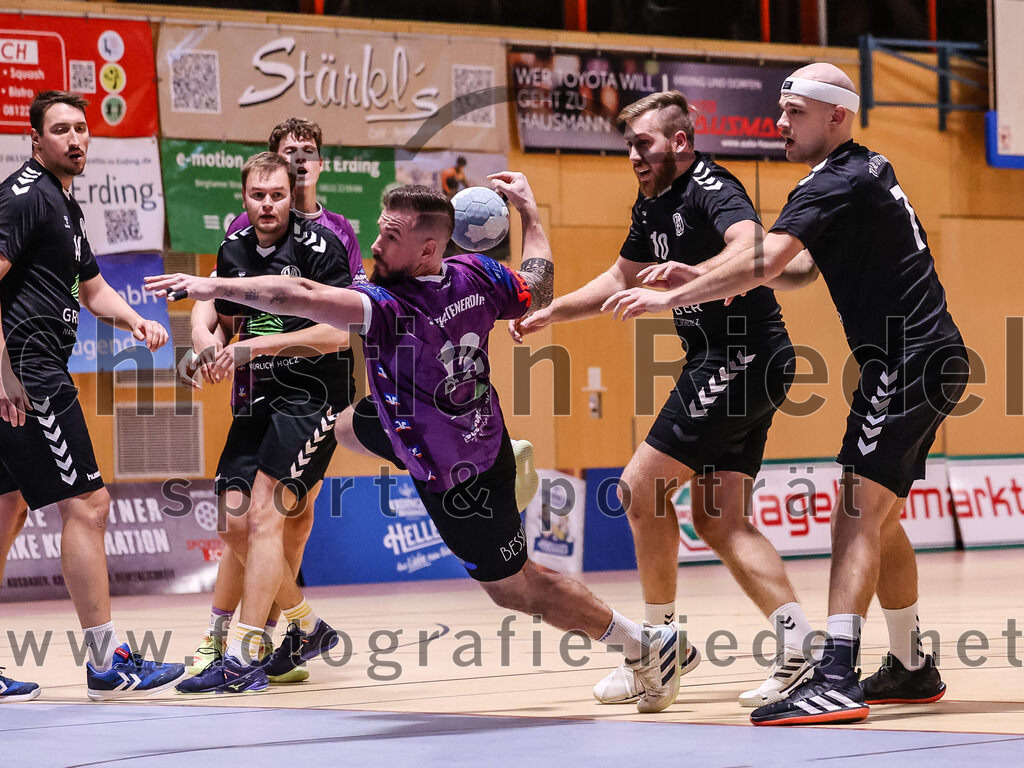 2024-11-09_016_SpVgg_Altenerding_gegen_TV_Altoetting | Erding, Deutschland, 09.11.2024:Handball, Bezirksoberliga Männer 2024 / 2025, 6. Spieltag, SpVgg Altenerding gegen TV Altötting, Endergebnis: 26:22Sebastian Forster (SpVgg Altenerding, #13), Felix Halmsteiner (TV Altötting, #10), Felix Zepf (TV Altötting, #7)Foto: Christian Riedel / fotografie-riedel.net