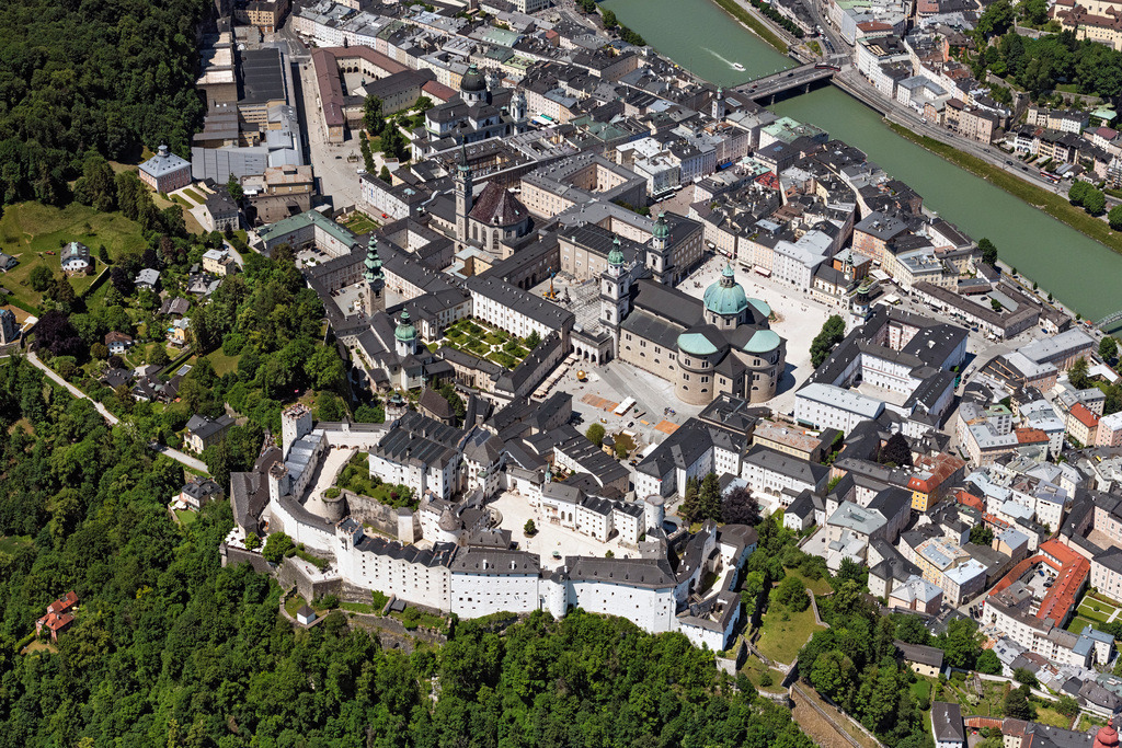 dr__0100223.jpg | SALZBURG 13.06.2023 Burganlage der Veste Hohensalzburg mit Blick auf die Altstadt an der Straße Mönchsberg in Salzburg in Österreich. 