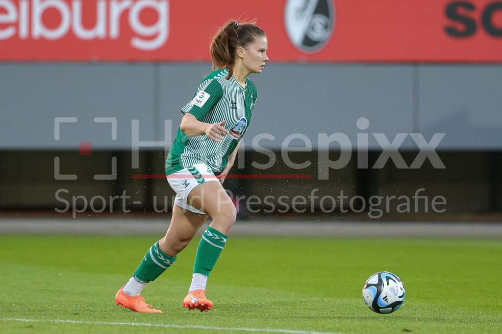 Fussball, Google Pixel Frauen-Bundesliga, SC Freiburg - SV Werder Bremen | v.li.: Emilie Bernhardt (SV Werder Bremen, 16) Freisteller, Einzelbild, Ganzkörper, Aktion, Action, Spielszene, DIE DFB-RICHTLINIEN UNTERSAGEN JEGLICHE NUTZUNG VON FOTOS ALS SEQUENZBILDER UND/ODER VIDEOÄHNLICHE FOTOSTRECKEN. DFB REGULATIONS PROHIBIT ANY USE OF PHOTOGRAPHS AS IMAGE SEQUENCES AND/OR QUASI-VIDEO.