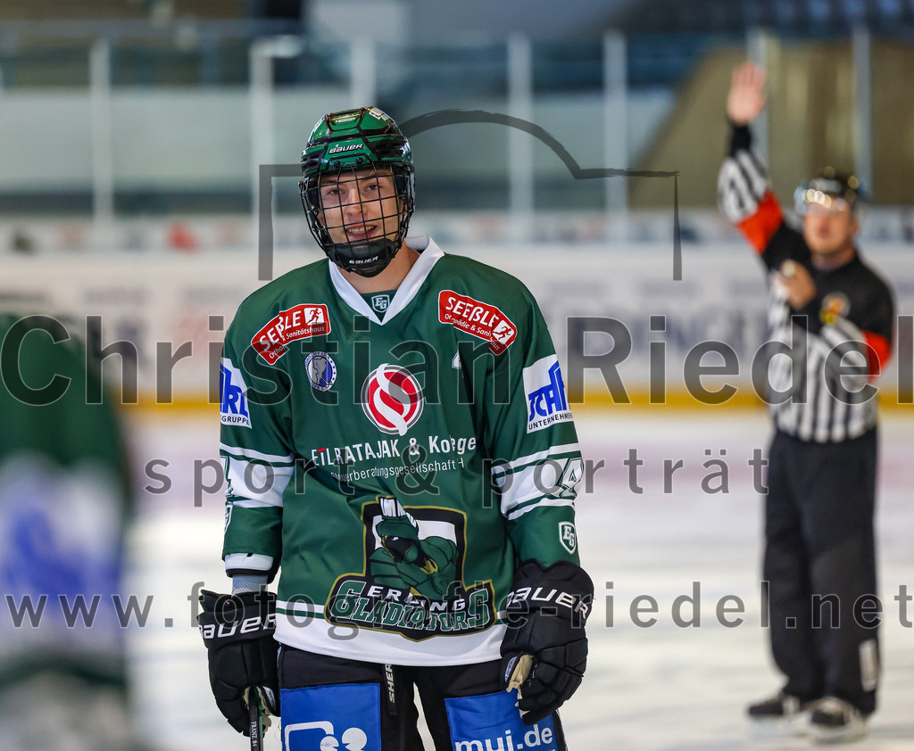 2023-09-10_031_TSV_Erding_gegen_EHC_Klostersee | Erding, Deutschland, 10.09.2023:
Eishockey, Bayernliga 2023 / 2024, Testspiel, TSV Erding gegen EHC Klostersee, Endergebnis: 10:1

Simon Franz (Erding Gladiators, #4)

Foto: Christian Riedel / fotografie-riedel.net