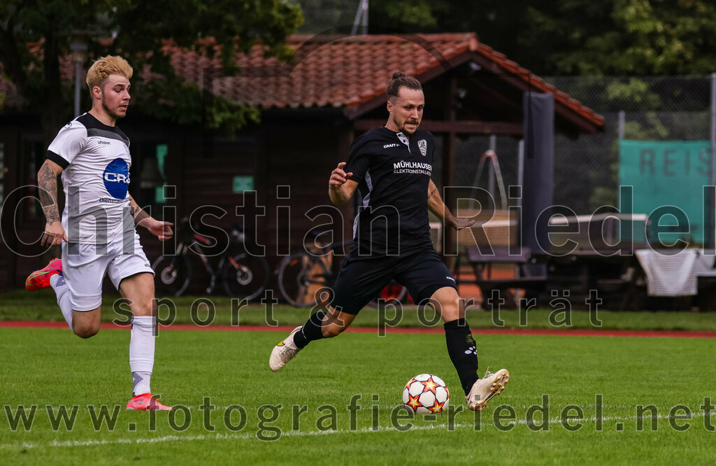 2023-09-03_065_SV_Anzing_gegen_TSV_Ottobrunn | Anzing, Deutschland, 03.09.2023:
Fußball, Kreisliga 2023 / 2024, Testspiel, 3. Spieltag, Endergebnis: 3:0

Michael Kapeller (TSV Ottobrunn, #18), Christian Rickhoff (SV Anzing, #7)

Foto: Christian Riedel / fotografie-riedel.net