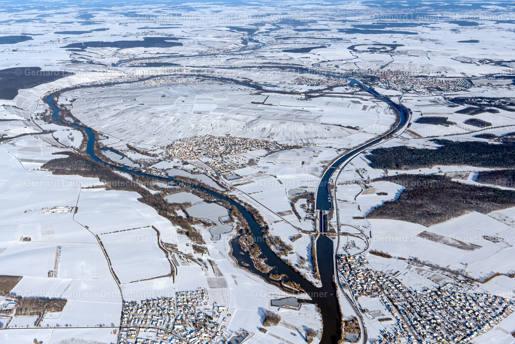 4043264 | verschneite Weininsel und Mainschleife zw. Schwarzach und Nordheim SOMMERACH 13.02.2021 Winterlich schneebedeckte Ortsansicht am Uferbereich des Main - Flussverlaufes und Mainkanal in Sommerach im Bundesland Bayern, Deutschland. // Wintry snowy town view on the banks of the Main - river course and Main Canal in Sommerach in the state Bavaria, Germany. Foto: Gerhard Launer
