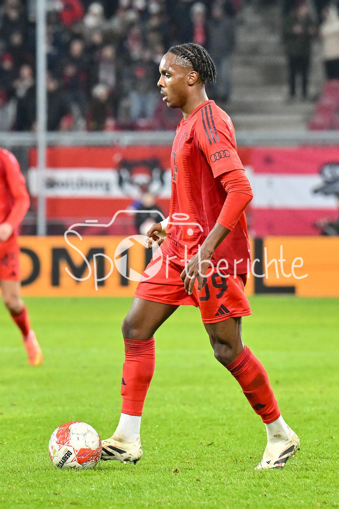 RB Salzburg - FC Bayern München | am BAll Mathys TEL (FC Bayern Muenchen 39) / Freisteller / Einzelfoto / Testspiel: RB Salzburg - FC Bayern Muenchen, Red Bull Arena am 06.01.2025