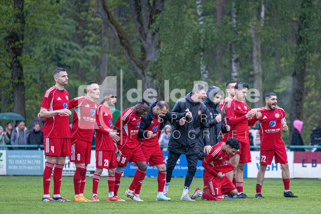 Sperber Veerßen - Team beim Elferschießen vs Wriedel (KP-Finale) 130526 dlP | immodelaporte-sportfotos - Realisiert mit Pictrs.com