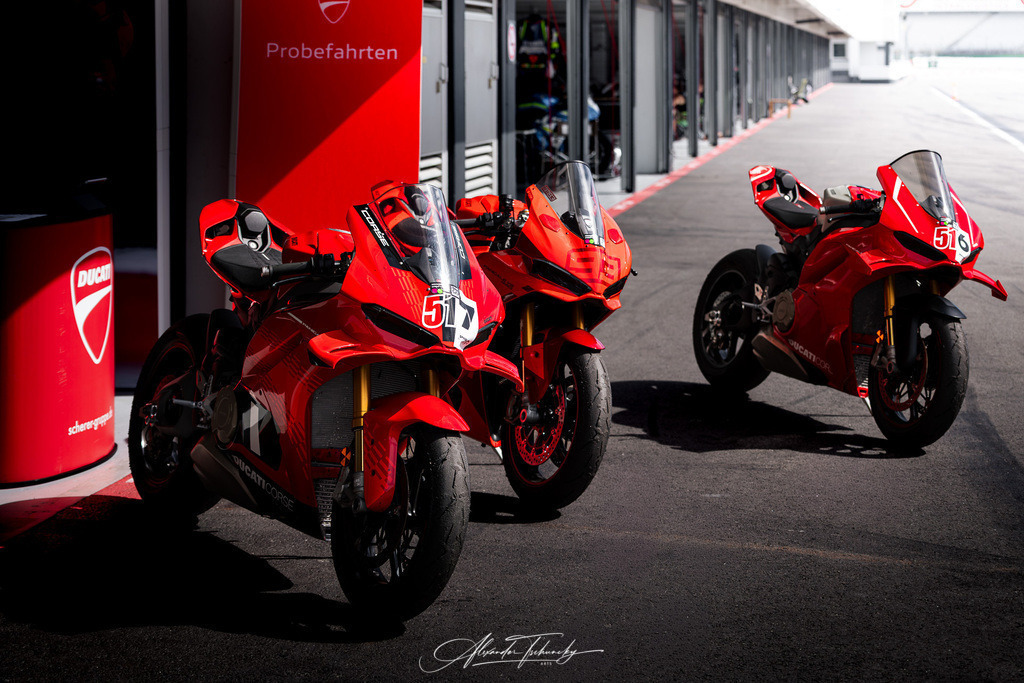 Ducati Trackday Hockenheimring 2026 | Entdecken Sie die faszinierende Welt von Alexander Tschuncky Arts: Kreative Fotografie, atemberaubende Automobilkunst und hochwertiger Bilderdruck. Lassen Sie sich inspirieren! - Realisiert mit Pictrs.com
