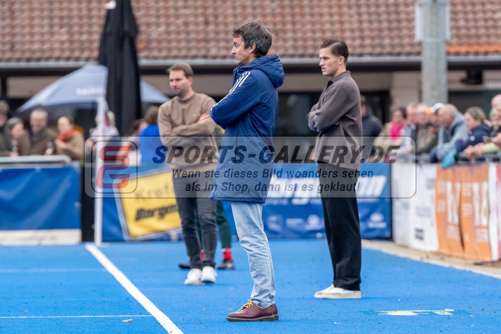 HK_20241012_107414 | 1. Bundesliga Herren Crefelder HC - Mannheimer HC am 12.10.2024 Crefelder HTC , CHTC, Krefeld , Andreu Enrich ( Trainer Mannheimer HC ) , Schmitz Johannes ( Trainer Crefelder HTC )