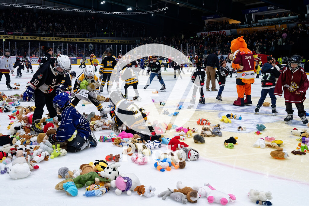 National League - Geneve-Servette HC v EV Zug | Children collects stuffed animals for Operation Stuffed Animals during the National League match between Geneve-Servette HC and EV Zug at Les Vernets in Geneva, Switzerland