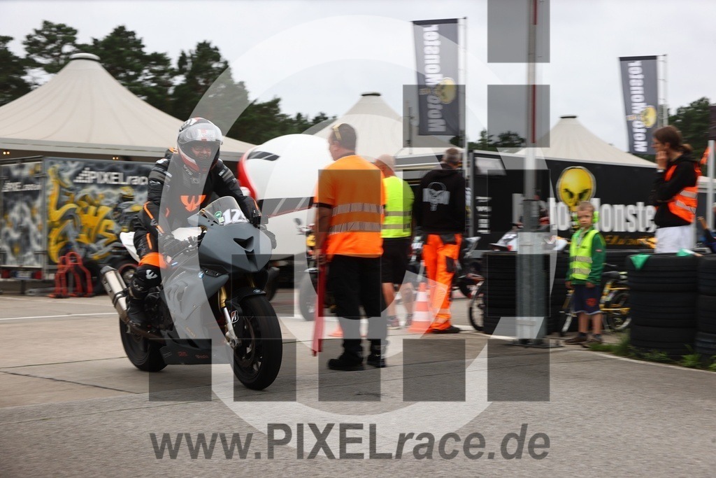 0129-20250726_00111 | Schöne Erinnerungen an spannende Momente - das festzuhalten ist unser Job. PIXELrace.de ist seit 2003 auf den Rennstrecken Europas unterwegs um die Action draußen beim Fahren und die wunderbare Stimmung imm Fahrerlager für euch einzufangen.