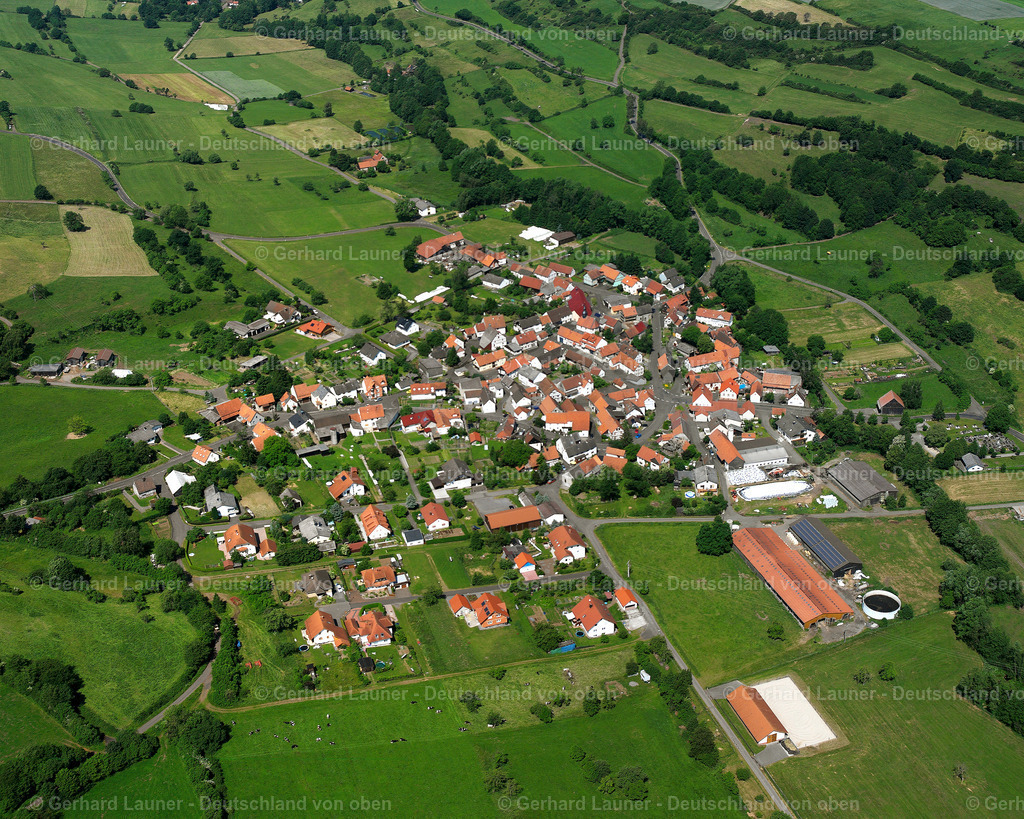2614756 | WOHNFELD 09.06.2006 Landwirtschaftliche Nutzflächen und Feldgrenzen  umsäumen das Siedlungsgebiet des Dorfes in Wohnfeld im Bundesland Hessen, Deutschland // Agricultural land and field boundaries surround the settlement area of the village  in Wohnfeld in the state Hesse, Germany Foto: Gerhard Launer