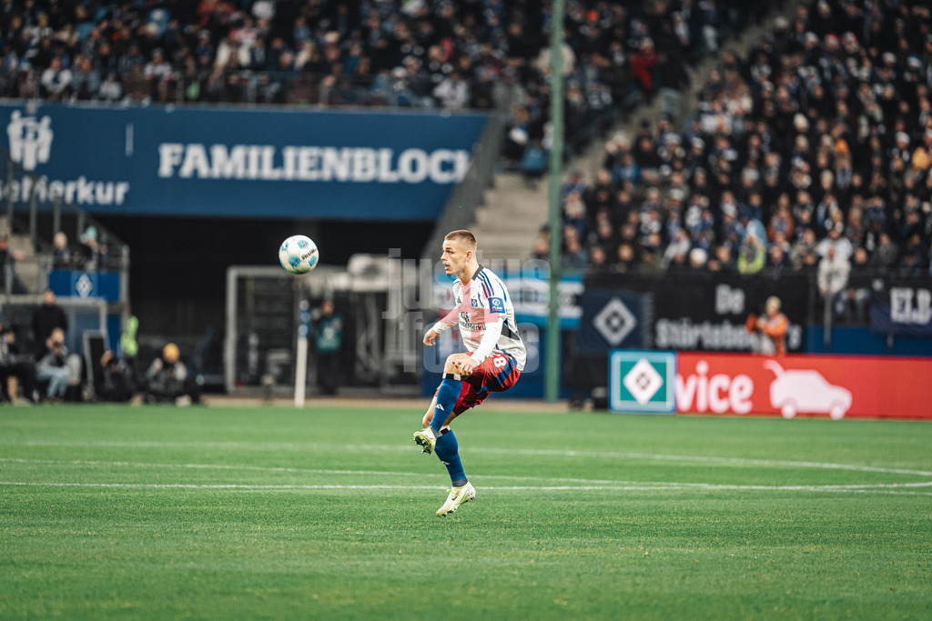 Fußball | Männer | Saison 2024/2025 | 2. Fußball-Bundesliga | 15. Spieltag | Hamburger SV vs. SV Darmstadt 98 | 08.12.2024 | Miro Muheim (#28, HSV) bei der Ballannahme