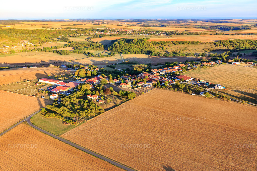 Luftbild: Ortsansicht von Westen in Autrey im Bundesland Meurthe-et-Moselle in Frankreich. – Foto: IMG_117893.jpg vom 14.09.2019 durch Werner Riehm/FLY-FOTO.de – Auflösung des Originals: 5472 x 3648 px