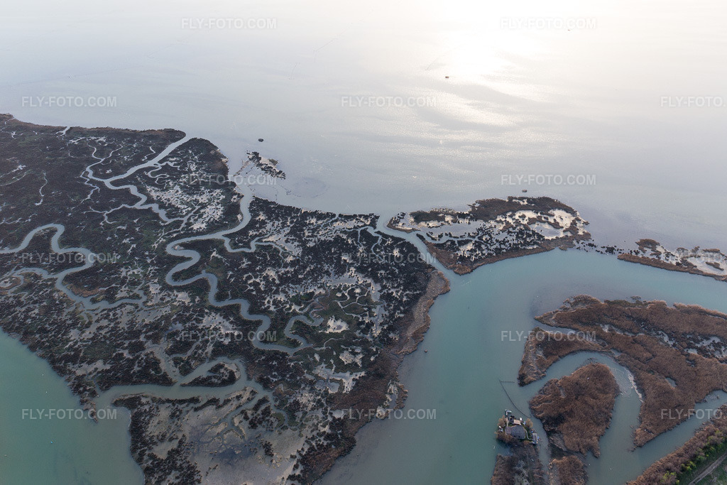 Aerial view: View of the town in Marano Lagunare in the state Udine, Italy. – Photo: IMG_105837.jpg taken on 04/08/2018 by Werner Riehm/FLY-FOTO.com – Resolution of the original: 5472 x 3648 px