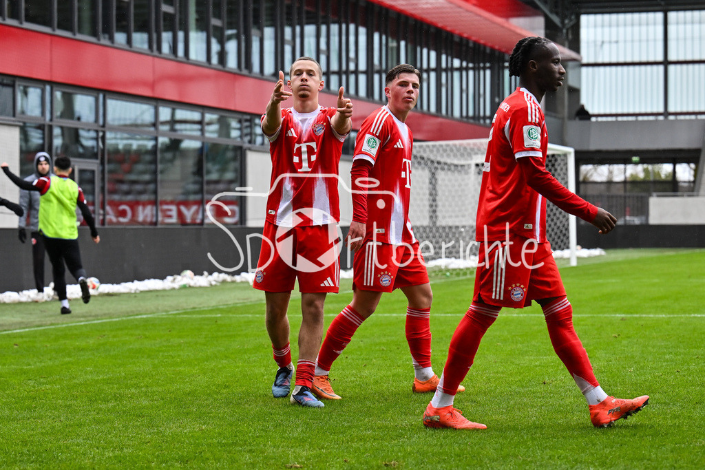 FC Bayern München - Berliner Athletik Klub | MUNICH, GERMANY - 21. FEBRUARY: Jubel der Bayern nach dem Treffer zum 2-1 durch Yll GASHI (FC Bayern München U19 9) / Tor / Torschuetze / Freude / Happy während dem Spiel zwischen der U19 des FC Bayern München und der U19 des Berliner Athletik Klubs am 3. Spieltag der DFB-U19 Nachwuchsliga am FC Bayern Campus