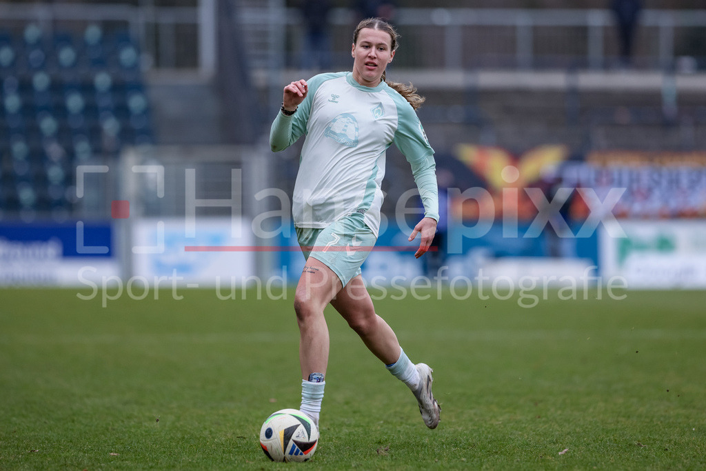Fussball, Google Pixel Frauen-Bundesliga, 1. FFC Turbine Potsdam - SV Werder Bremen | v.li.: Larissa Mühlhaus (SV Werder Bremen, 7) am Ball, Freisteller, Einzelbild, Ganzkörper, Aktion, Action, Spielszene, DIE DFB-RICHTLINIEN UNTERSAGEN JEGLICHE NUTZUNG VON FOTOS ALS SEQUENZBILDER UND/ODER VIDEOÄHNLICHE FOTOSTRECKEN. DFB REGULATIONS PROHIBIT ANY USE OF PHOTOGRAPHS AS IMAGE SEQUENCES AND/OR QUASI-VIDEO.