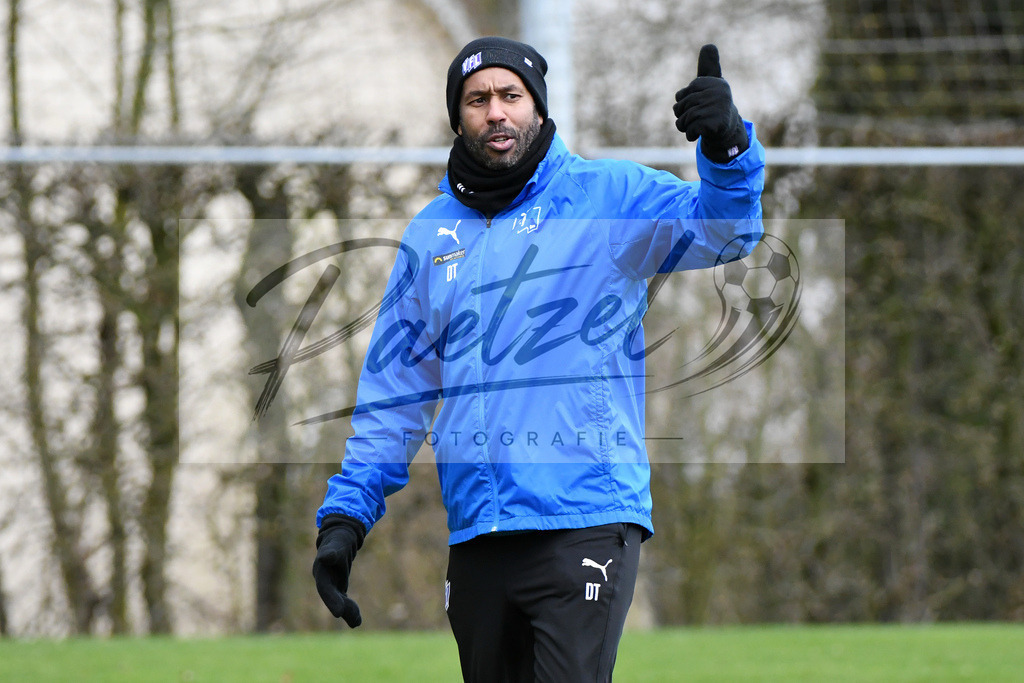 20200225_TRAOSN_0065 | Fussball, Herren: Trainer Daniel Thioune (VfL Osnabrueck) gestikuliert waehrend der Trainingseinheit des VfL Osnabrueck im Sportpark Illoshoehe am 25.02.2020 in Osnabrueck, Deutschland. - Realisiert mit Pictrs.com
