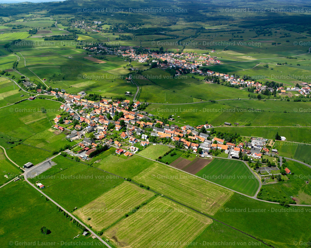 2615289 | CRAINFELD 09.06.2006 Landwirtschaftliche Nutzflächen und Feldgrenzen  umsäumen das Siedlungsgebiet des Dorfes in Crainfeld im Bundesland Hessen, Deutschland // Agricultural land and field boundaries surround the settlement area of the village  in Crainfeld in the state Hesse, Germany Foto: Gerhard Launer
