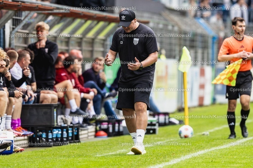 xKWI02082501012 | 02.08.2025, xkwix, Fußball, Regionalliga West, FC Gütersloh - 1. FC Bocholt, Ohlendorf Stadion im Heidewald: Christopher Schorch (Teamchef 1. FC Bocholt) 