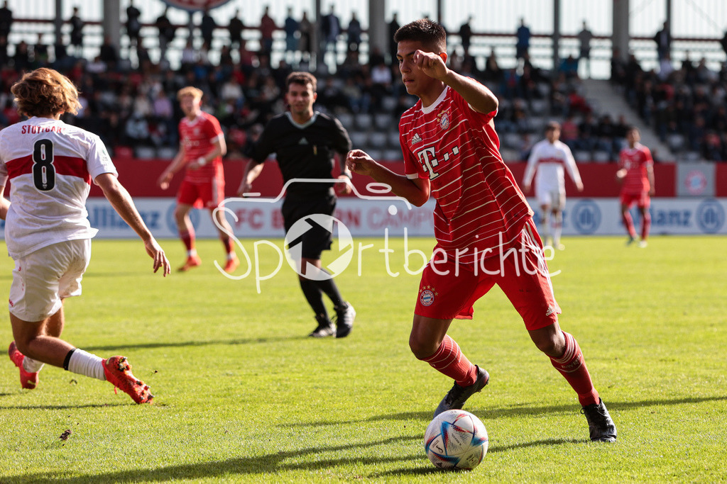 FC Bayern Muenchen U19 - VfB Stuttgart U19 | Matteo PEREZ VINLOEF (FCB #3) am Ball
