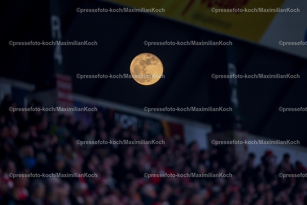 RWE04032602115 | 2026.03.04, Fußball, 3.Liga Herren, Rot-Weiss Essen -  SV Waldhof Mannheim, Stadion Hafenstraße, 27.Spieltag, Saison 2025 / 2026: Der Mond hinter dem Stadion und den Zuschauern Besuchern DFB regulations prohibit any use of photographs as image sequences and or quasi-video.