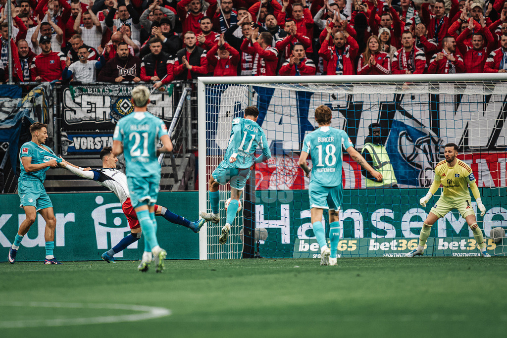 Fußball | Männer | Saison 2025/2026 | 1. Fußball-Bundesliga | 31. Spieltag | Hamburger SV vs. TSG Hoffenheim | 25.04.2026 | Fisnik Asllani (#11, TSG Hoffenheim) schießt ein Tor