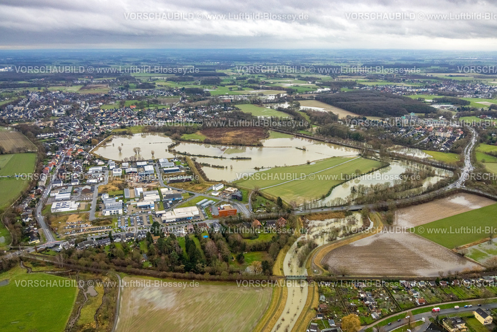 Hamm231201265 | Luftbild vom Hochwasser der Ahse, Weihnachtshochwasser 2023, Fluss Ahse tritt nach starken Regenfällen über die Ufer, Überschwemmungsgebiet Lippeaue Gewerbegebiet Hohefeldweg, Deichabsicherung im Bereich Soester Straße 220-230 mit Sandsäcken, DLRG-Einsatz, abpumpen von Wasser mit Schläuchen und Maschinen, Uentrop, Hamm, Ruhrgebiet, Nordrhein-Westfalen, Deutschland