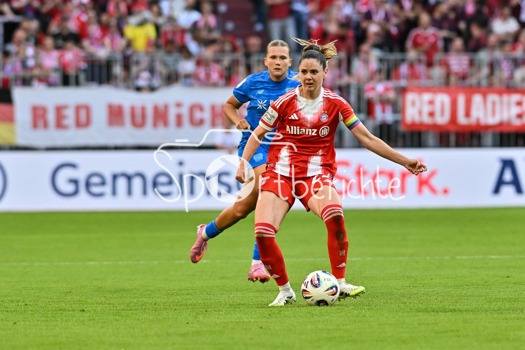FC Bayern München - Bayer 04 Leverkusen | am Ball Sarah ZADRAZIL (FCB #25) / Einzelfoto / Freisteller / Google Pixel Frauen-Bundsliga: FC Bayern München - Bayer 04 Leverkusen; Allianz Arena am 06.09.2025