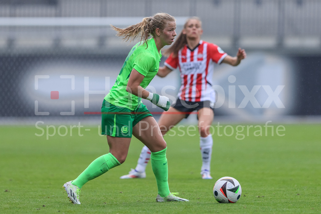 Fussball, Testspiel Frauen, VfL Wolfsburg - PSV Eindhoven | v.li.: Justine Kielland (VfL Wolfsburg, 18) am Ball, Einzelbild, Ganzkörper, Aktion, Action, Spielszene