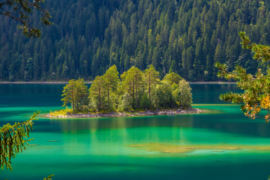 Insel im Eibsee | Insel im bayerischen Eibsee unterhalb der Zugspitze - Realisiert mit Pictrs.com