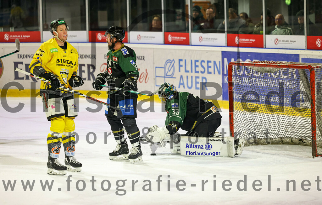 2023-02-10_069_TSV_Erding_gegen_ERSC_Amberg | Erding, Deutschland, 10.02.2023:
Eishockey, Bayernliga Meisterrunde Gruppe B 2022 / 2023, 3. Spieltag, TSV Erding gegen ERSC Amberg, Endergebnis: 6:3

Felix Köbele (ERSC Amberg, #25), Rudolf Lorenz (Erding Gladiators, #91), Torwart Thomas Hingel (Erding Gladiators, #33)

Foto: Christian Riedel / fotografie-riedel.net