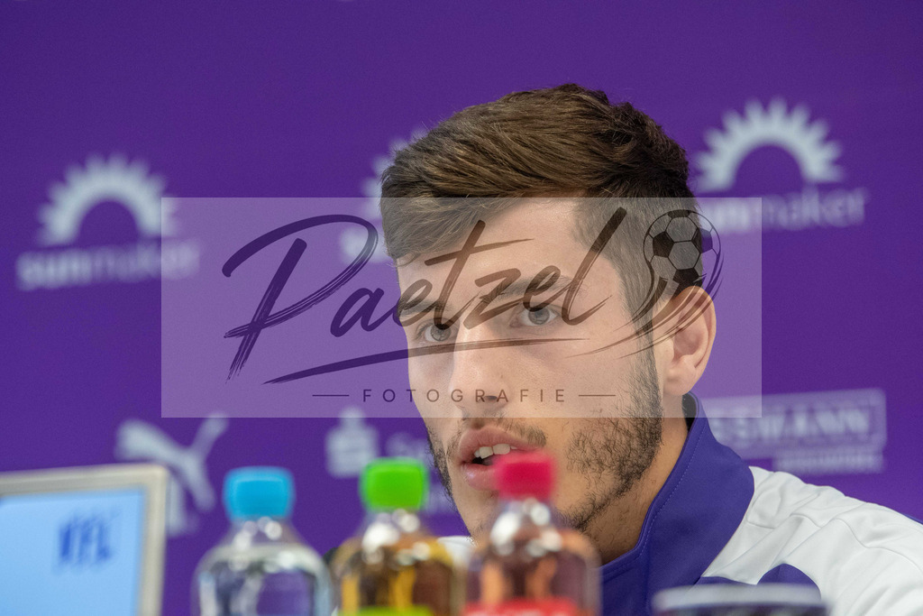 20200219_PKOSNA_0017 | Fussball, Herren: Bashkim Ajdini (VfL Osnabrueck) schaut waehrend der Pressekonferenz des VfL Osnabrueck im Presseraum des Stadion an der Bremer Bruecke am 19.02.2020 in Osnabrueck, Deutschland. - Realisiert mit Pictrs.com