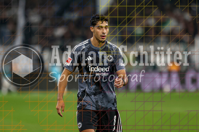 Borussia Mönchengladbach vs Eintracht Frankfurt - Bundesliga  | Mönchengladbach, Deutschland, 27.09.25:   Fares Chaibi (Eintracht Frankfurt) schaut waehrend des Spiels der Bundesliga zwischen Borussia Mönchengladbach vs Eintracht Frankfurt im Stadion im Borussia Park(Foto von Brauer-Fotoagentur / Adrian Schlueter)