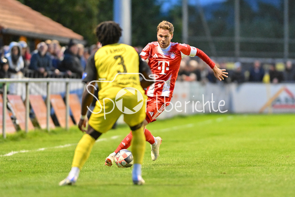 DJK Vilzing - FC Bayern Amateure | am Ball Benno SCHMITZ (FC Bayern Muenchen II 6) / Regionalliga Bayern: DJK Vilzing - FC Bayern Amateure; Manfred-Zollner Stadion am 23.09.2025