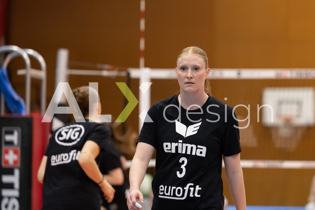 Volleyball I Frauen I Saison 2025-2026 I Volleyball NLA | Women I  Playoffs Finals 1/5 I viteos NUC - VC Kanti Schaffhausen I 06.04.2026 | 3 Sydney Cole (USA) (VC Kanti Schaffhausen) – Pass / Zuspiel - Realisiert mit Pictrs.com