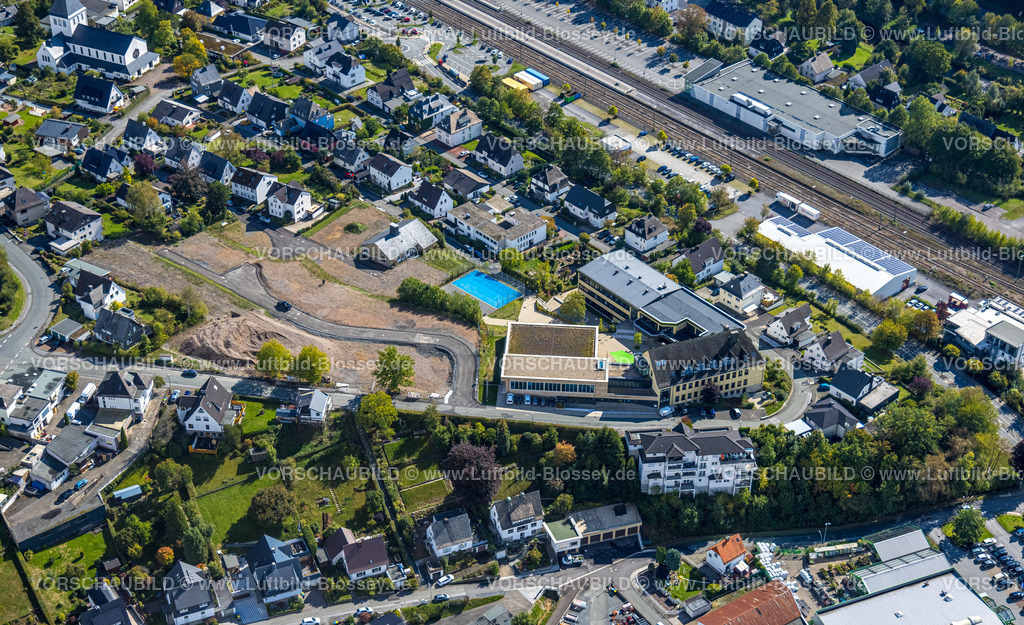 Meschede220901778 | Luftbild, Baustelle An Klocken Kapelle und St. Walburga-Realschule, Bahnhof Meschede, Meschede-Stadt, Meschede, Sauerland, Nordrhein-Westfalen, Deutschland
