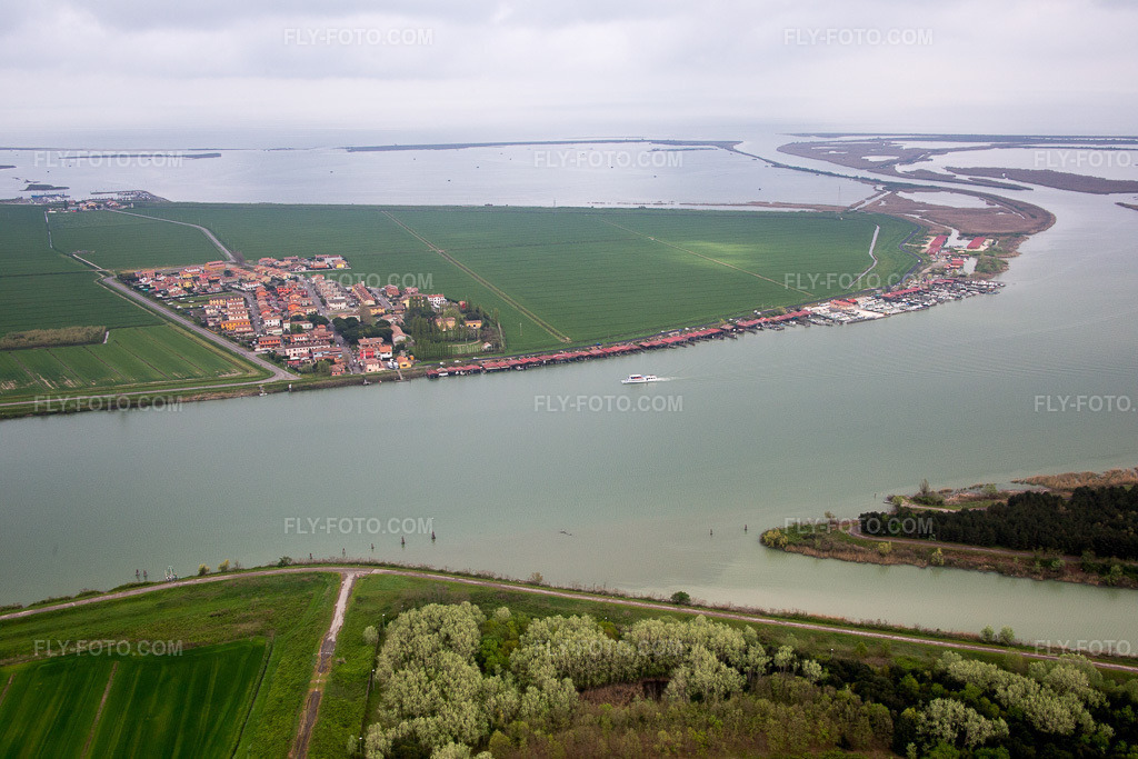 Aerial view: View of the town in Pila in the state Veneto, Italy. – Photo: IMG_087676.jpg taken on 04/09/2016 by Werner Riehm/FLY-FOTO.com – Resolution of the original: 5472 x 3648 px