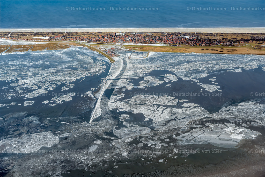 4044212 | JUIST 14.02.2021 Eisschollenstücke einer Treibeis- Schicht auf der Wasseroberfläche im Wattenmeer der Nordsee vor der Insel Juist im Bundesland Niedersachsen, Deutschland.