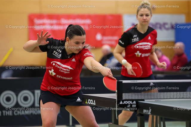 2023.12.17_tsvvslang_0518 | Langstadt, Babenhausen 17.12.2023  Tischtennis Damen 2. Bundesliga TSV Langstadt -  TTC Langen 1950 v.l., Anastasia Bondareva (2.Bundesliga  TTC Langen 1950) und Mariia Voitekhova (2.Bundesliga  TTC Langen 1950) spielt eine Vorhand.
 - Realisiert mit Pictrs.com