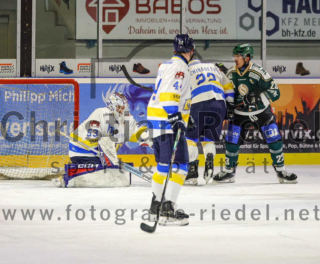 2025-12-05_107_TSV_Erding_gegen_Stuttgart_Rebels | Erding, Deutschland, 05.12.2025:Eishockey, Oberliga Süd 2025 / 2026, 23. Spieltag, TSV Erding gegen Stuttgart Rebels, Endergebnis: 5:6Kimi Saffran (Stuttgart Rebels, #53), Wyatt Schingoethe (Stuttgart Rebels, #22), Lukas Gaus (Erding Gladiators, #23)Foto: Christian Riedel / fotografie-riedel.net