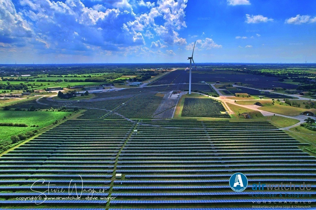 Solarpark Eggebek in Schleswig-Holstein - Wirtschaftlichkeit und versteckte Kosten | Wirtschaftlichkeit und versteckte Kosten:  Experten gehen davon aus, dass sich die Wirtschaftlichkeit erst in den 2030er Jahren verbessert, wenn größere Mengen anfallen und Verfahren zur Silizium-Rückgewinnung effizienter werden. Bis dahin sichern hinterlegte Garantiesummen der Hersteller (ca. 60 Euro pro Tonne als Reserve) die Finanzierung ab.