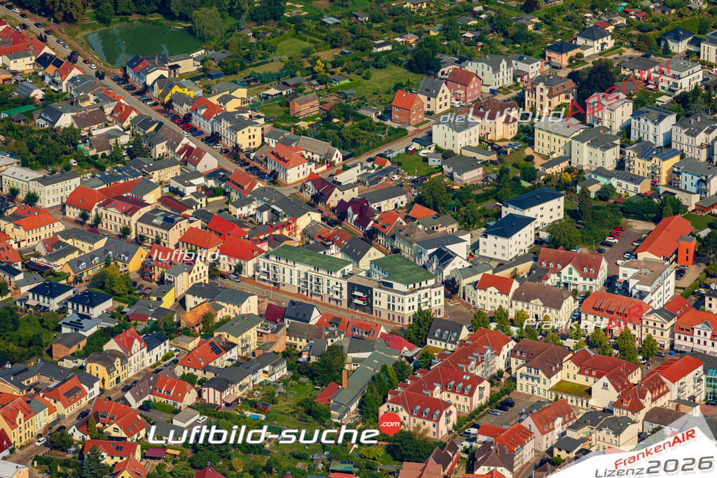 Klassische Luftaufnahme ohne Drohne zeigt:Baumstraße bei Bad Doberan - Die Luftbildaufnahme wurde 2025 vom UL-Flugzeug heraus erstellt ( keine Drohnenaufnahme ) - Hochauflösende Luftaufnahme -Nicht vergleichbar mit Google Maps oder Satelittenbilder- Die Geschenkidee !Mit Lizenz und Bildrechte bestellbar