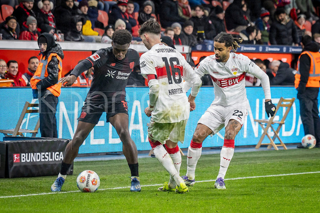 German Bundesliga, Bayer 04 Leverkusen vs. VfB Stuttgart, 10.01.2026 | LEVERKUSEN, GERMANY - JANUARY 10: Malik Tillman (Bayer 04 Leverkusen, 10) against Atakan Karazor (VfB Stuttgart, 16) and Lorenz Assignon (VfB Stuttgart, 22) during the German Bundesliga match on gameday 16 between Bayer 04 Leverkusen vs. VfB Stuttgart at BayArena on January 10, 2026 in Leverkusen, Germany. DFL REGULATIONS PROHIBIT ANY USE OF PHOTOGRAPHS AS IMAGE SEQUENCES AND/OR QUASI-VIDEO.