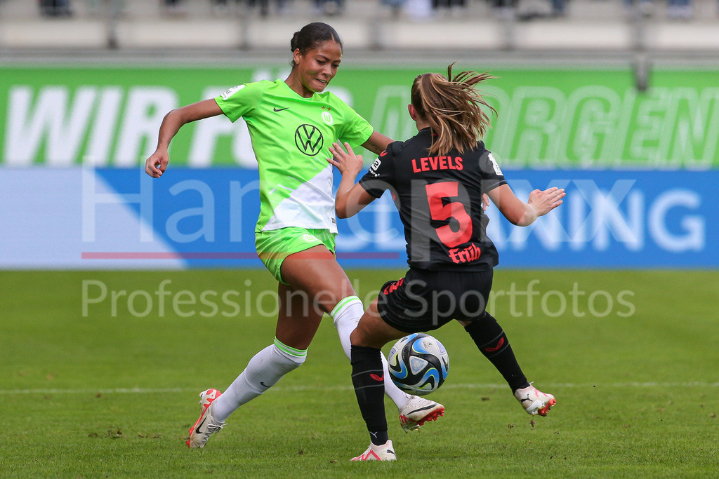 Fussball, Google Pixel Frauen-Bundesliga, VfL Wolfsburg - Bayer 04 Leverkusen | v.li.: Sveindis Jonsdottir (VfL Wolfsburg, 23) und Janou Levels (Bayer 04 Leverkusen, 5) im Zweikampf, Duell, Dynamik, Aktion, Action, Spielszene, DIE DFB-RICHTLINIEN UNTERSAGEN JEGLICHE NUTZUNG VON FOTOS ALS SEQUENZBILDER UND/ODER VIDEOÄHNLICHE FOTOSTRECKEN. DFB REGULATIONS PROHIBIT ANY USE OF PHOTOGRAPHS AS IMAGE SEQUENCES AND/OR QUASI-VIDEO.