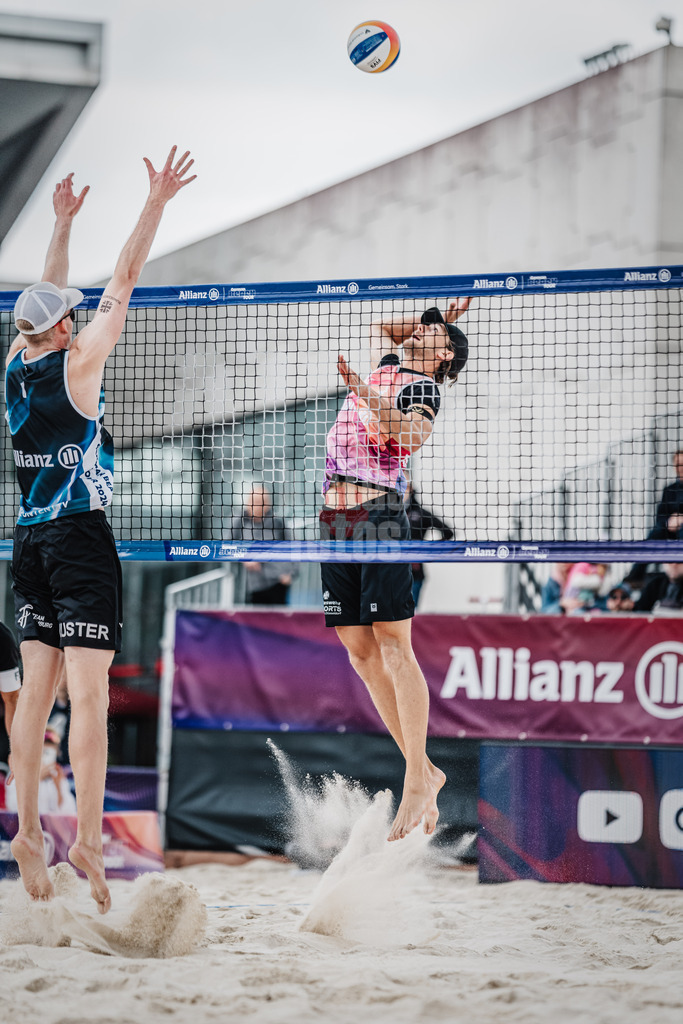 Beachvolleyball | Männer | German Beach Tour 2024 | Tourstop Bremen | 09.06.2024 | Paul Henning (rechts) beim Angriff gegen Philipp Huster (links)